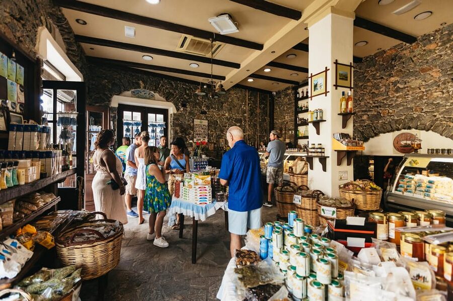 Naxos: Naxos Town Food Tour with Tastings and Wine - How the guides shape the experience