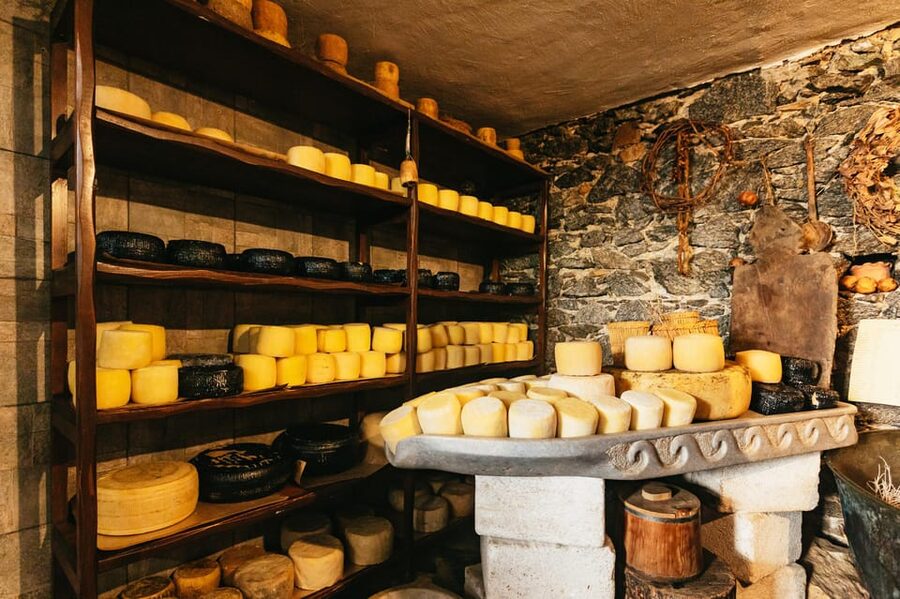 Naxos: Naxos Town Food Tour with Tastings and Wine - The olive oil tasting in a medieval cellar