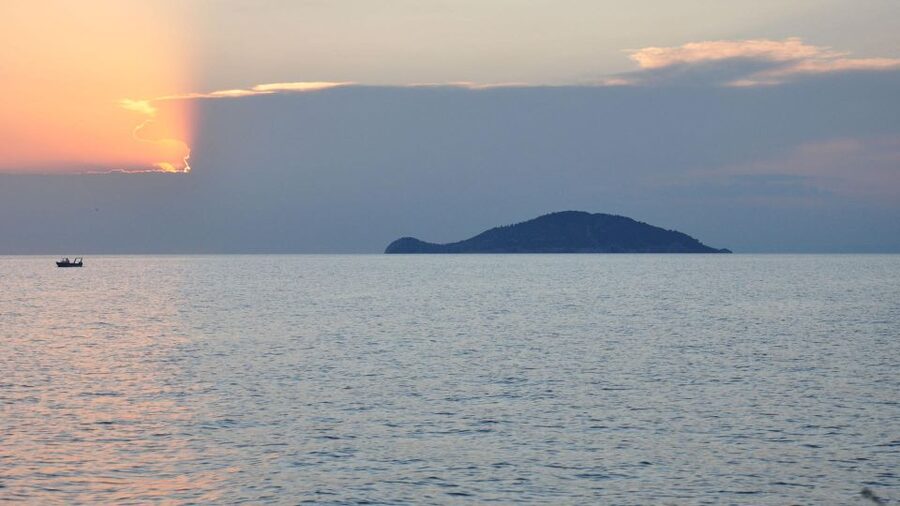 Neos Marmaras: Sunset West Sithonia Islets Sailboat Tour - What the skipper adds to the trip