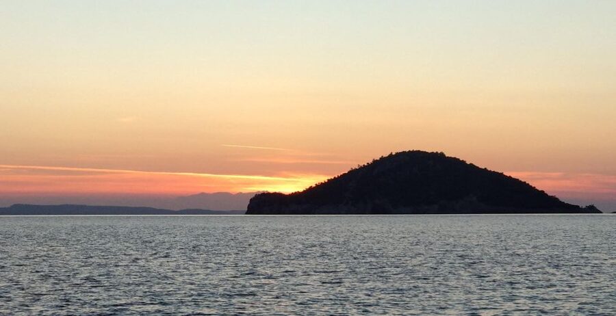 Neos Marmaras: Sunset West Sithonia Islets Sailboat Tour - Practical booking advice