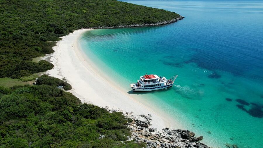Nydri: Island Hopping Boat Cruise with Beach BBQ Lunch - The Crew, Commentary, and Atmosphere