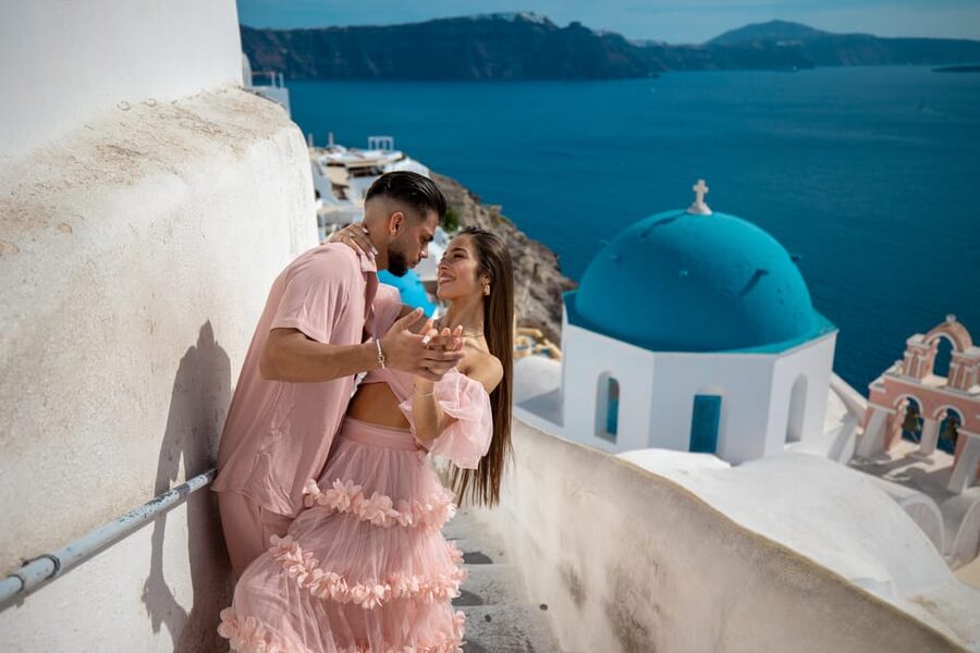 Oia: Couple photoshoot with 30 edited Photos - Key Points Before You Book