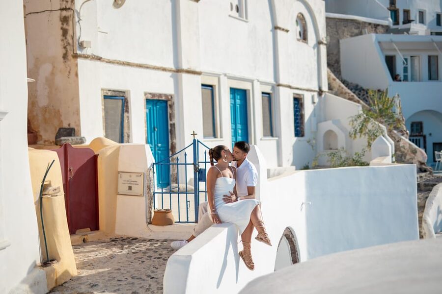 Oia: Couple photoshoot with 30 edited Photos - The Blue Domes and Caldera Views