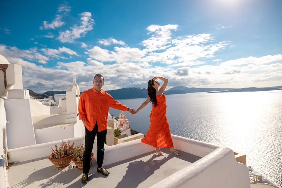 Oia: Couple photoshoot with 30 edited Photos - A 30-Minute Session Versus a Longer Package