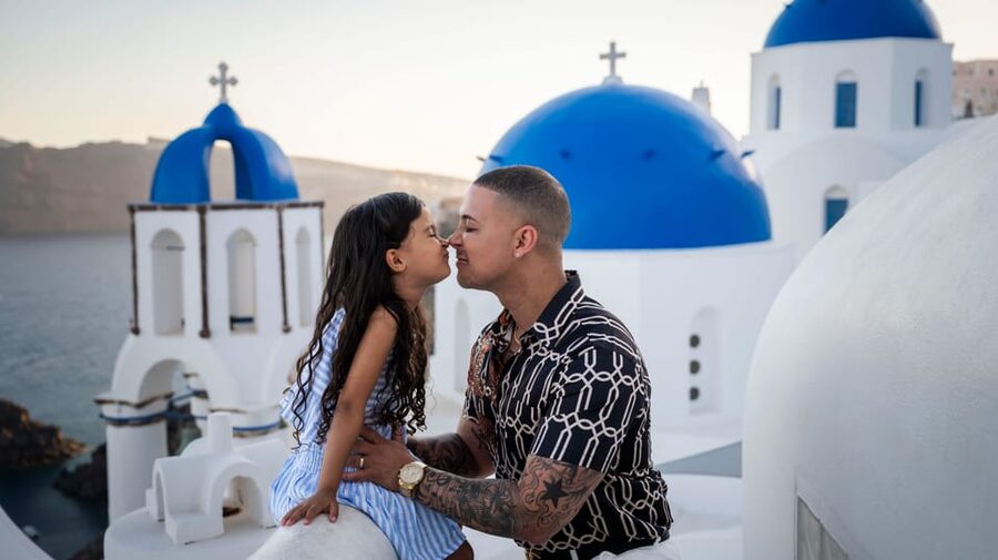 Oía: Santorini Professional Photoshoot with Edited Photos - Is $169 Good Value for Your Group?