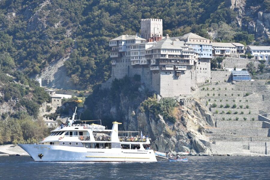 Ouranoupoli: Mount Athos Peninsula Sightseeing Cruise - The first stretch along the southwest coast