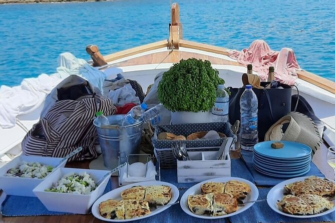 Paros Half Day Boat Tour from Naoussa port and Bay . - Leaving Naoussa and finding the boat
