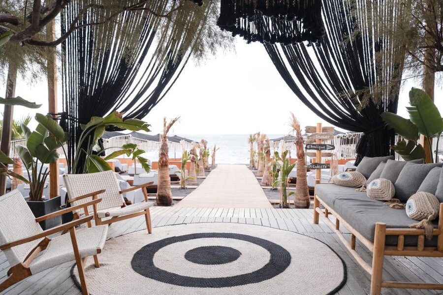 Perivolos Beach: Sun-Bed Experience FortyOne Bar Restaurant - Greek hospitality, with service that can vary