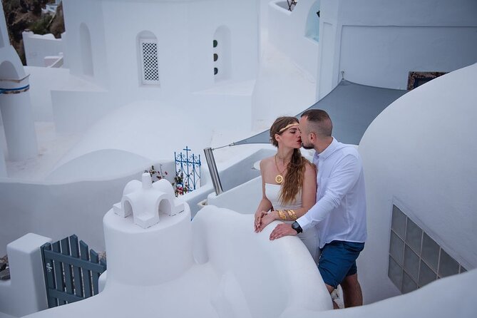 Photoshoot in Santorini Oia - How Shaqa Handles Poses, Families, and Wind