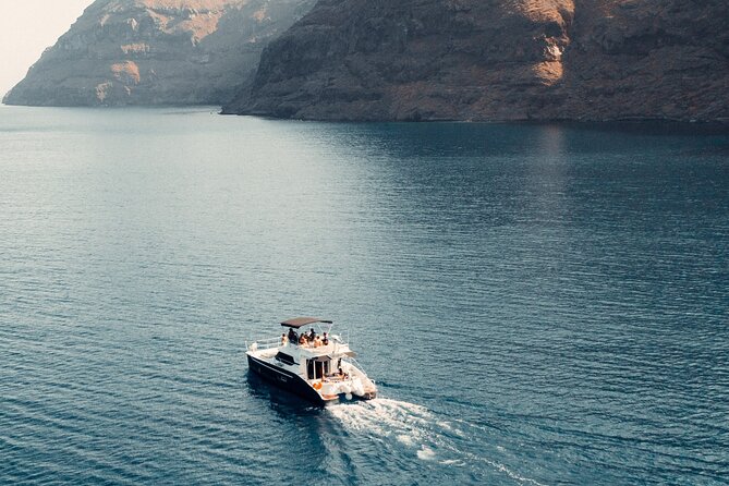 Private Caldera Cruise with Power Catamaran ENJOY incl. Meal & Drinks - Food, drinks, and the open-bar setup