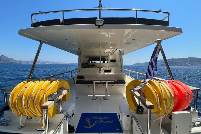 Private Full-Day Motor Yacht Cruise with Meal, Open Bar+Transfers - Sailing past Oia and the optional sunset mood