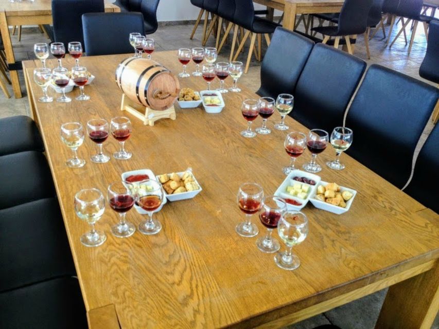 Private Group Visit to Akrotiri & 3 Wineries with Tastings - Guides who add personality to the route