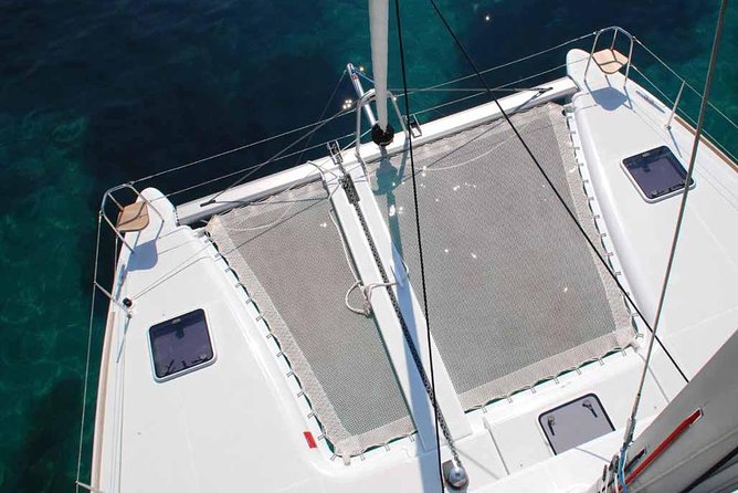 Private Morning Tour Lagoon 400-380 Sailing in Santorini ,lunch, drink, transfer - Red Beach for a final swim