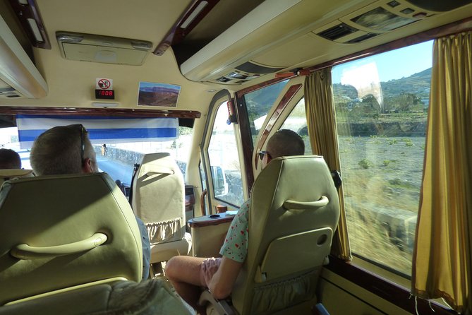 Private Transfer Santorini - Driver service: often warm, sometimes uneven