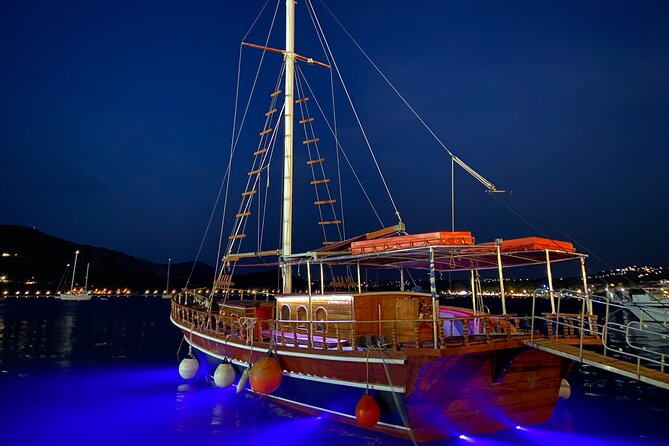 Queen Bee Sunset Cruise with Swim Stops and Dinner - Who should book this sunset cruise?