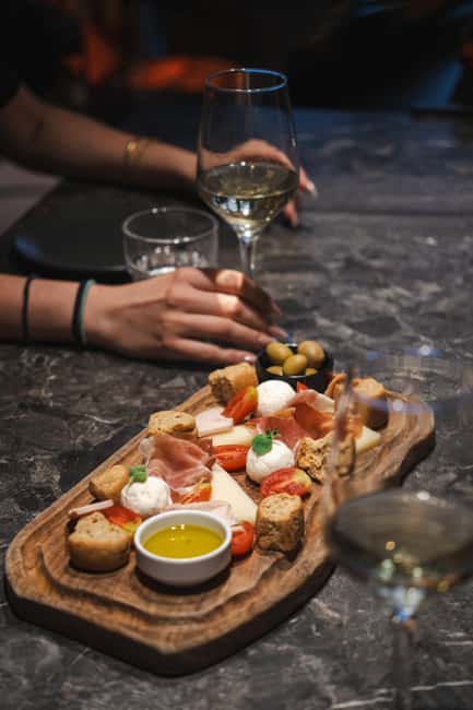 Rethymno: Cretan Wine Tasting Guided Tour with Local Food - Starting at Sella Vineria in Rethymno’s old town