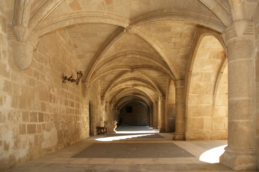Rhodes: Palace of Grand Master Ticket & Rhodes SG audio tour - Arriving at the Palace in Rhodes Old Town
