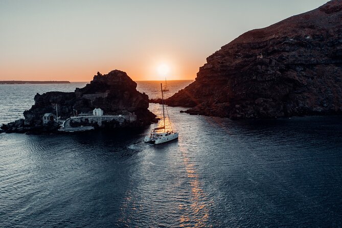 Romantic Sunset Catamaran Caldera Cruise incl. Meal & Drinks - Why this Santorini sunset cruise works