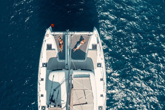 Romantic Sunset Catamaran Caldera Cruise incl. Meal & Drinks - Group size and comfort on the catamaran