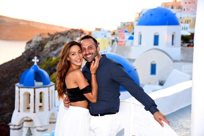 Santorini 2h Photoshoot with a photographer & transportation - Vicky’s approach to posing and personal attention