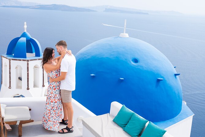 Santorini 2h Photoshoot with a photographer & transportation - Oia’s Main Street and the classic blue-domed setting