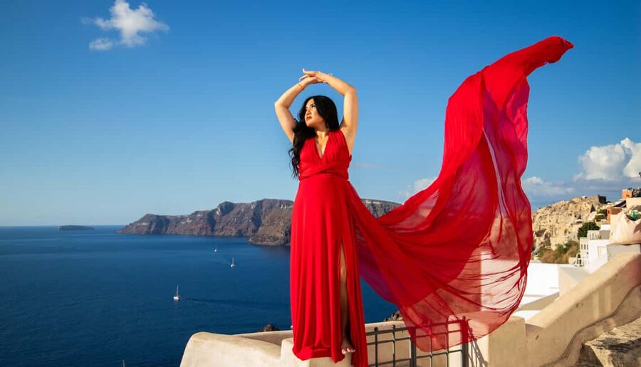 Santorini: 40-Minute Oia Photoshoot - A short walking finish and refreshments at Foodini
