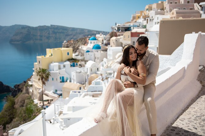 Santorini couple photoshoot with 50 edited photos! - Stop one: Oia’s famous blue dome