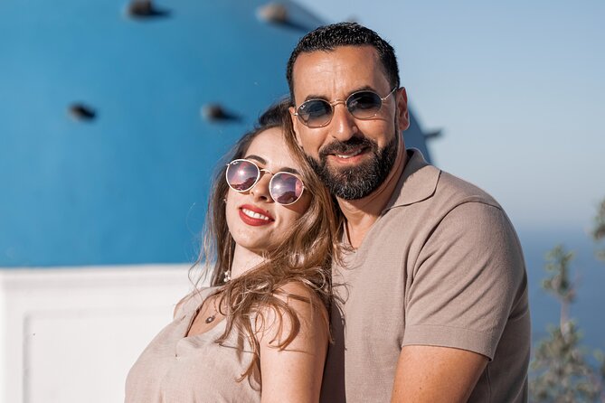 Santorini: Customized Private Photoshoot Walk in Oia - How the photographer handles wind and crowds