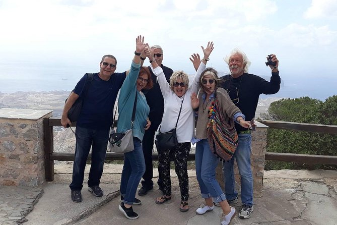 Santorini First-time Visitors Private Tour with Wine Tasting - One hour in Oia’s lanes