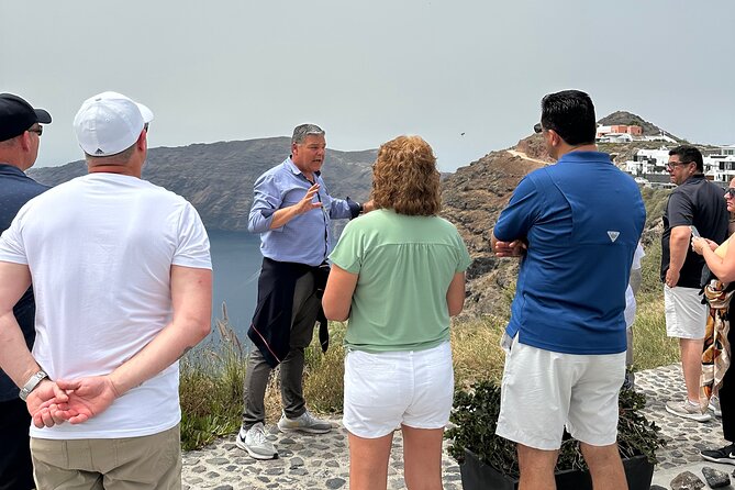 Santorini in 5 hours: Oia, Traditional Villages & Black Beach - One hour in Oia, Santorini’s main event