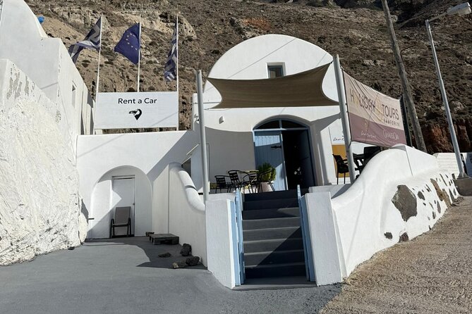 Santorini: Main Port Shared Shuttle - Bus to Hotels or Airport - Arriving at Athinios Port without the taxi scramble