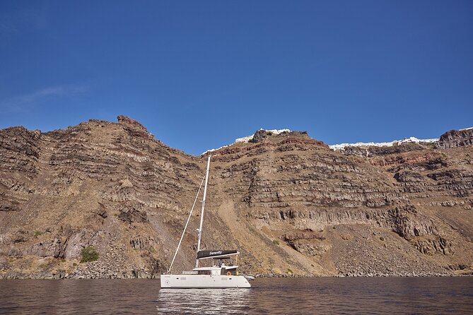 Santorini Oia: Luxury Sunset Cruise with Fresh Fish BBQ & Drinks - Mesa Pigadia: a secluded black beach