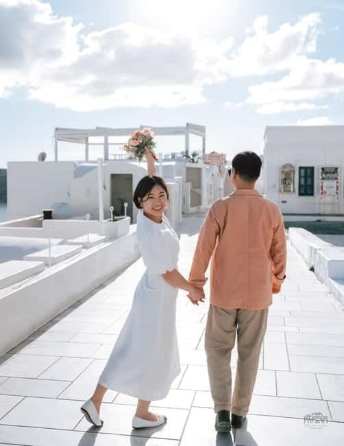 Santorini: Oia Private Couple Photoshoot with 35 Photos - What Marios does particularly well