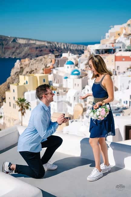 Santorini: Oia Private Couple Photoshoot with 35 Photos - The blue-dome photo stop