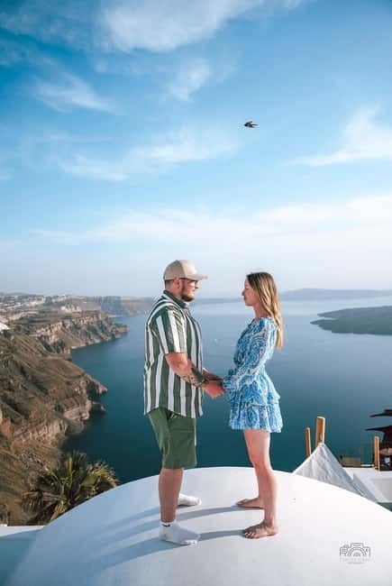 Santorini: Oia Private Couple Photoshoot with 35 Photos - Cancellation and booking details