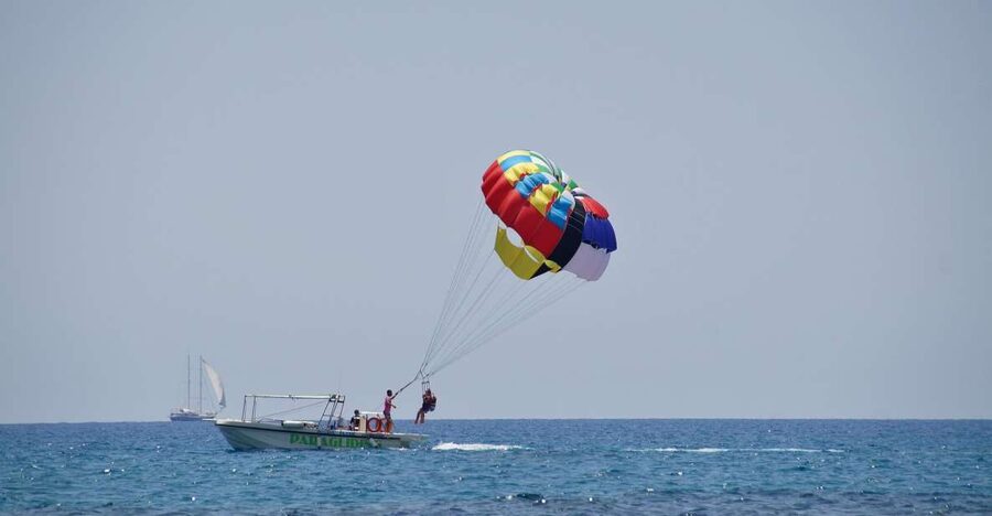 Santorini: Parasailing Flight Experience at Black Beach - Landing, photos, and the return to shore