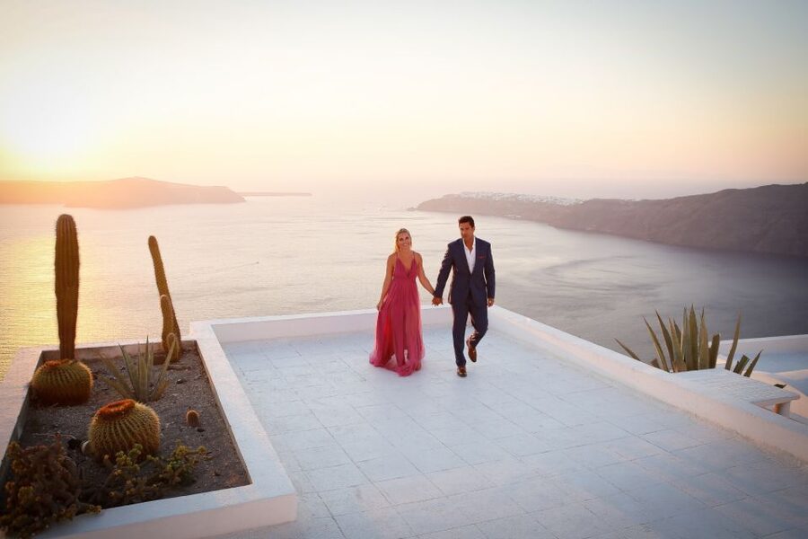 Santorini: Photo Shoot with a Private Vacation Photographer - Why a Santorini photo session makes sense