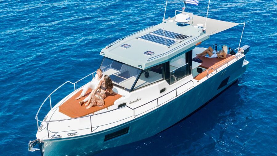 Santorini: Private Diamond 36 Motor Yacht Caldera Cruise - Thirassia and Manolas Village