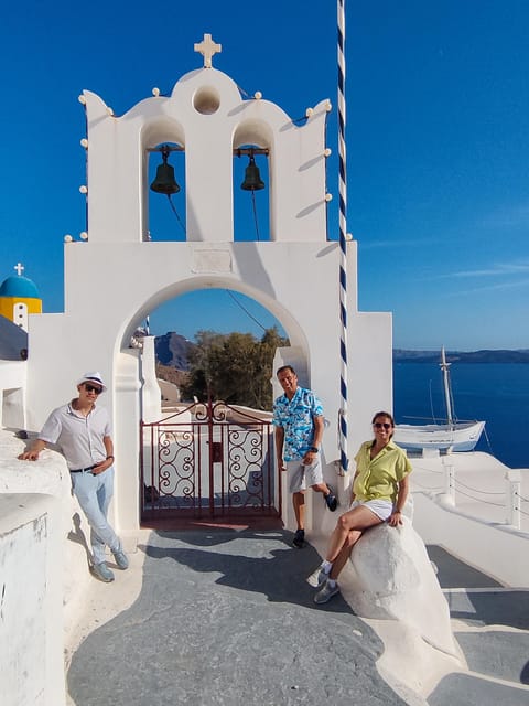 Santorini: Private Sightseeing Tour with Local Guide - What the guides add to the experience