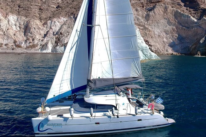 Santorini: Standard Small-Group Catamaran Cruise with Food/Drinks - White Beach, Indian Rocks, and the Lighthouse