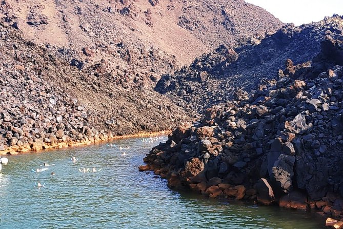 Santorini Volcanic Islands Cruise: Volcano, Hot Springs and Thirassia - Guide commentary and the feel on board