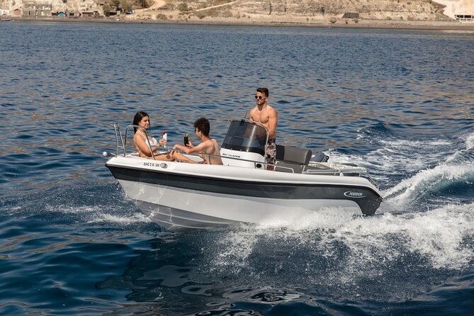 Self-Drive License-Free Boat Rental in Santorini from Vlichada - How the boat handles for first-time drivers