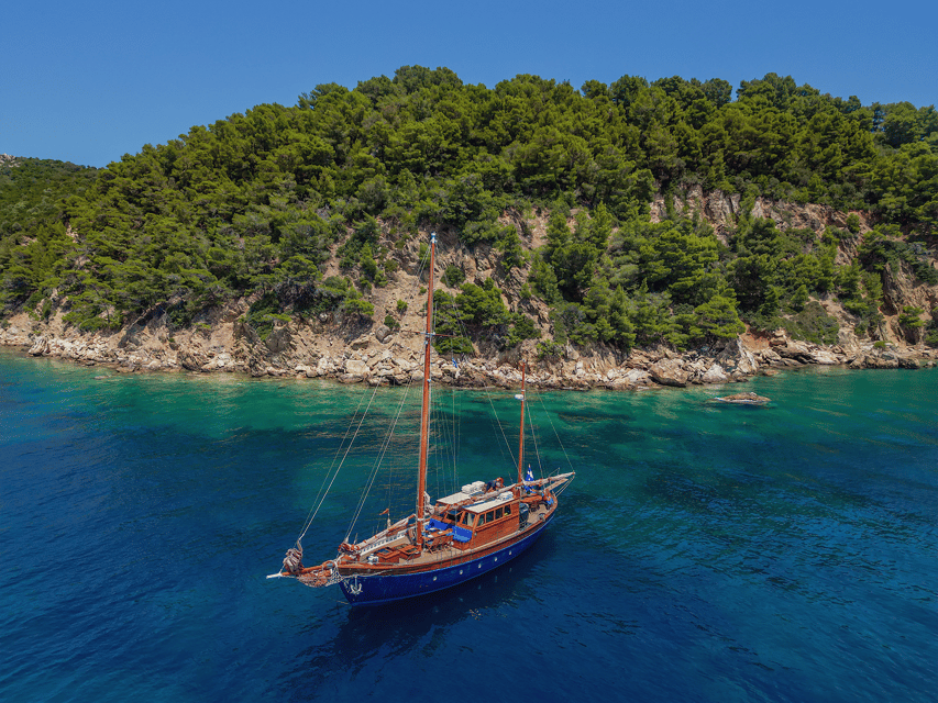 Skiathos: Wooden Sailboat Full- or Half-Day Trip with Meal - Boarding the blue wooden boat in Skiathos Old Port
