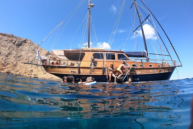 Sunset South Coast Sail Cruise with lunch,drinks, optional transfer - Boat size, space, and atmosphere