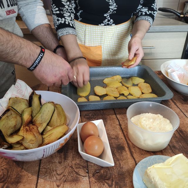 Thessaloniki: Cooking & Dining Experience with Greek Family - Meeting the hosts and getting to the apartment