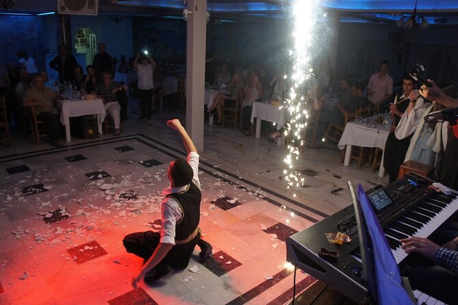 Traditional Greek Night live Music & Dinner Show in Santorini - Arriving in Kamari and finding your table