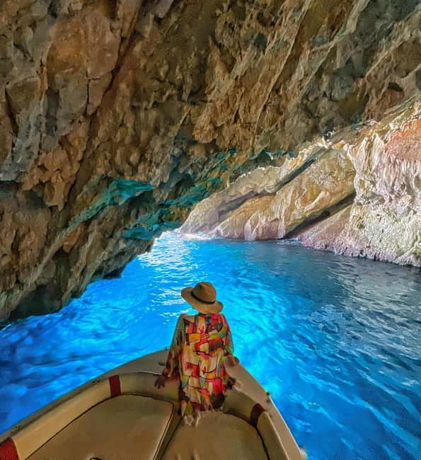 Zakinthos: Shipwreck Beach and Blue Caves Land and Sea Tour - The boat reaches the Panagiotis wreck